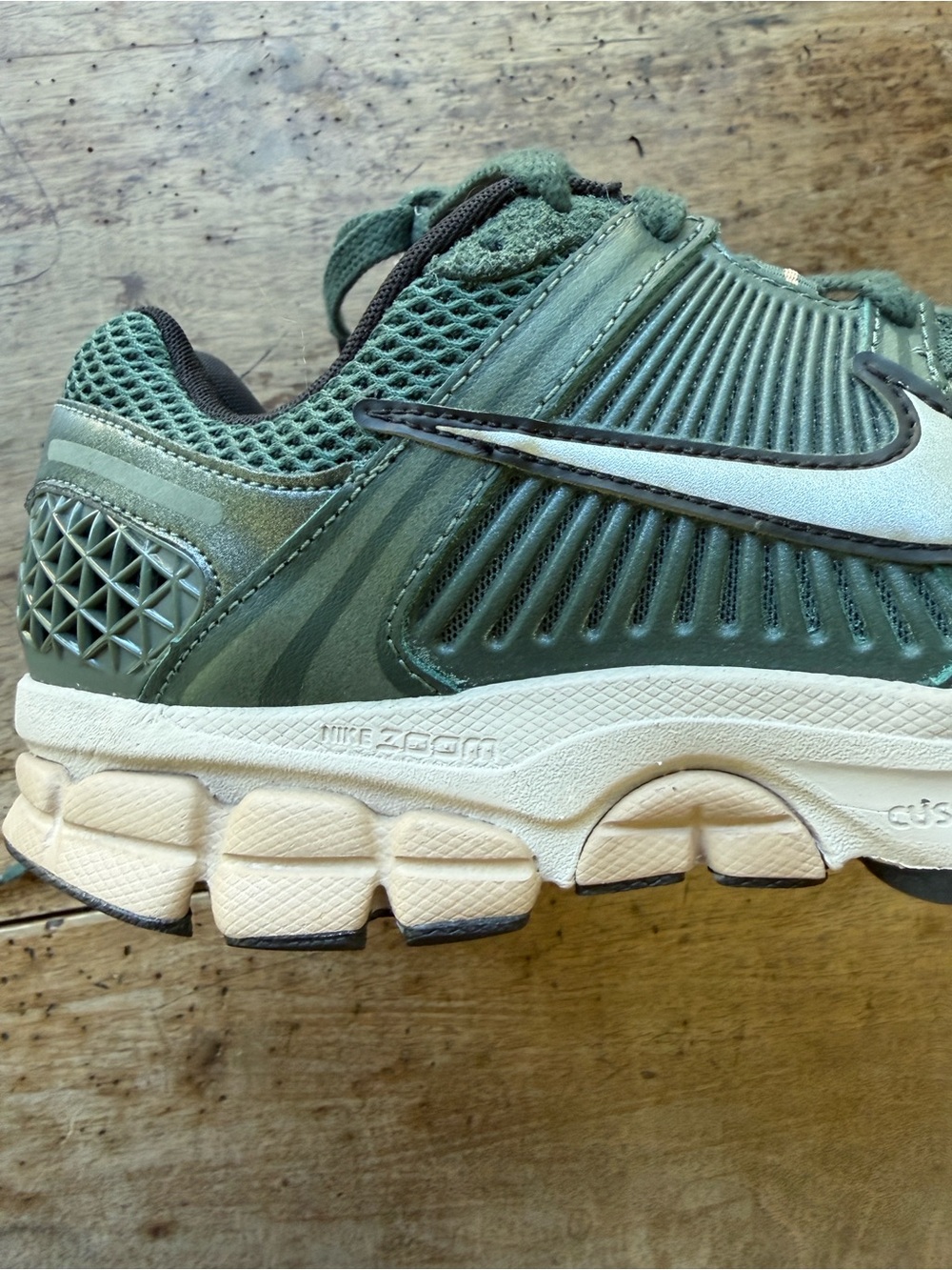 BRAND NEW Nike Women's Green Vomero 5 Sneakers with White Swoosh sz 9 - Picture 9 of 10